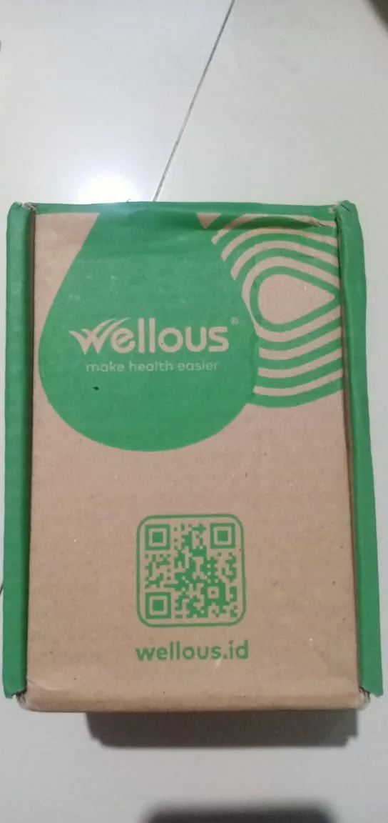 Box pengiriman resmi Wellous berwarna coklat dengan logo hijau dan QR code wellous.id