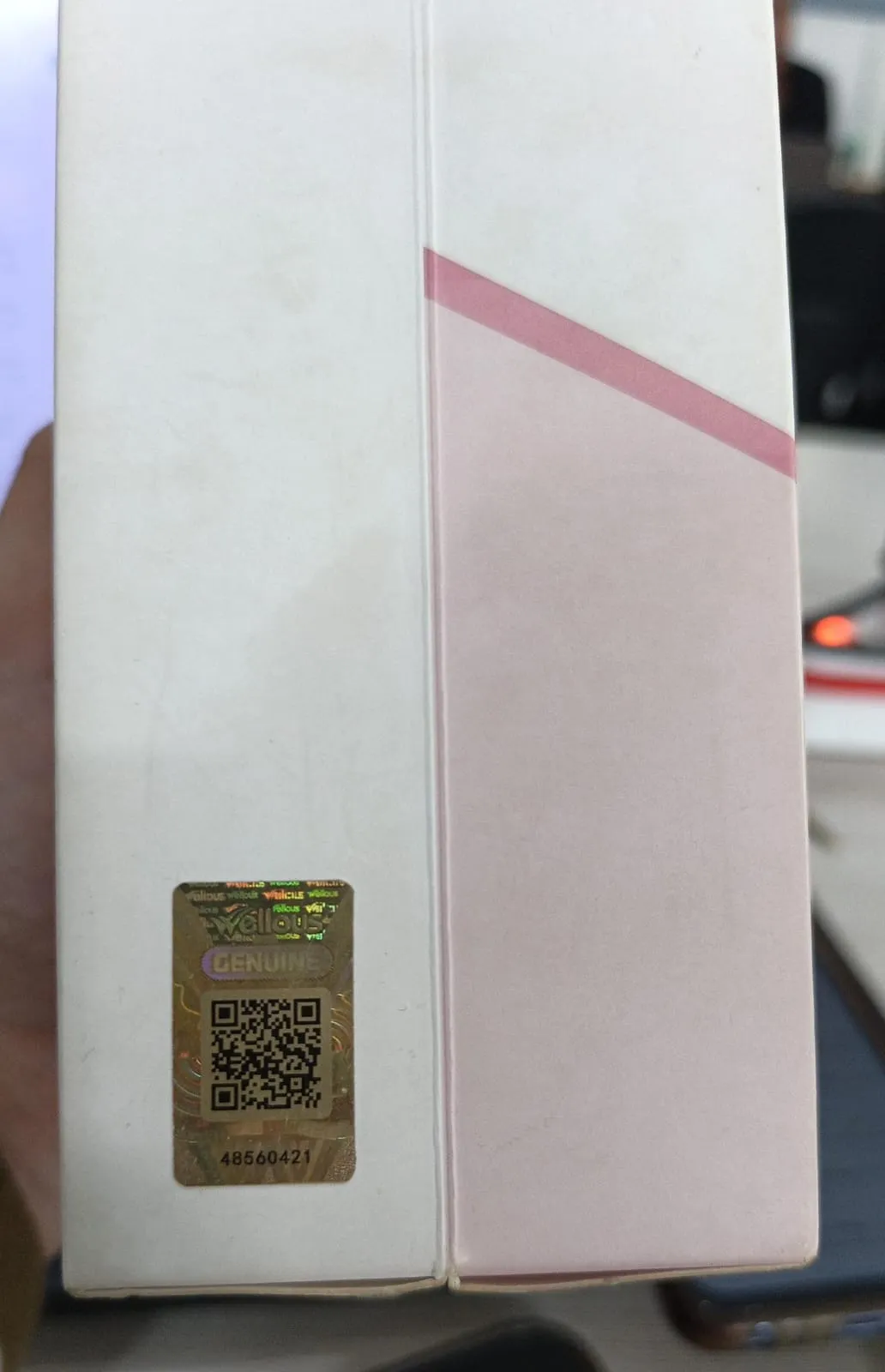 Stiker hologram emas Wellous GENUINE dengan QR code dan nomor unik pada kemasan DVN Collagen